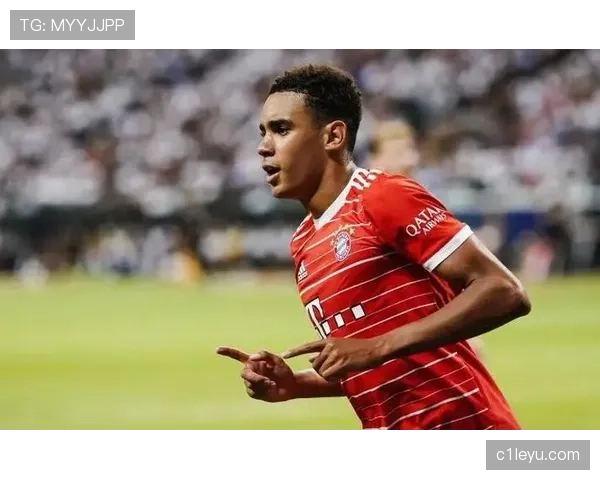 拜仁中场力挺穆西亚拉，新星闪耀赛场引热议