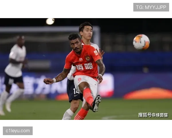 克鲁伊夫进攻理念持续引领现代足球：传递配合与创造力重塑绿茵战术