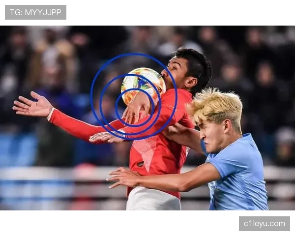 旗示规则解析:裁判辅助信号如何影响越位和犯规判罚 旗示规则解析:裁判辅助信号如何影响越位和犯规判罚